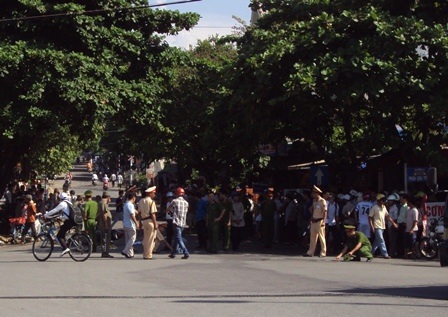Đưa em đi thi đại học, chị bị xe tải cán tử vong - 1 Hiện trường vụ tai nạn