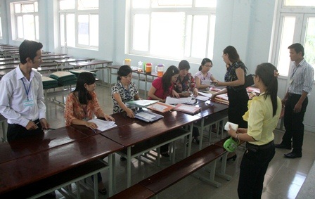 ĐH Huế: Nhiều thí sinh sai sót giấy tờ về khối thi - 2 Cán bộ coi thi tập trung để xử lý giấy tờ thi thí sinh