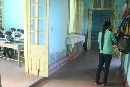 1 thí sinh khác lấy giấy tờ sau khi đã vào phòng thi