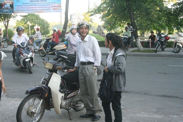 Sát cánh bên con trong kỳ thi trọng đại - 1 Cha cười tươi với con động viên trước khi vào phòng thi