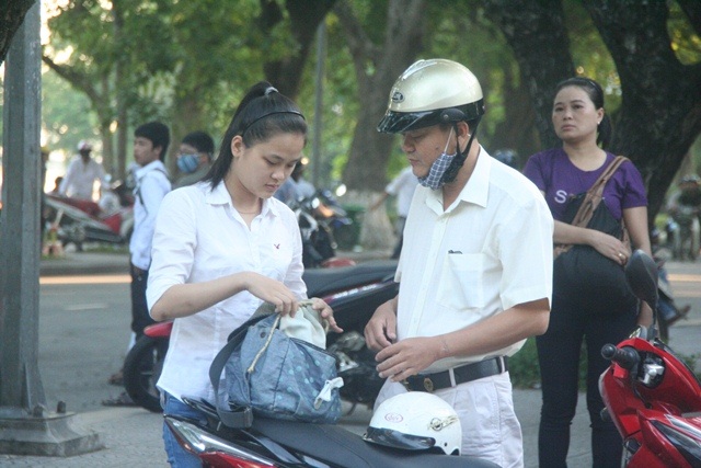 Sát cánh bên con trong kỳ thi trọng đại - 2 Cha nhắc con kiểm tra lại đồ dùng