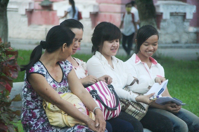 Sát cánh bên con trong kỳ thi trọng đại - 5 Hai bà mẹ ngồi cùng con trên ghế đá trường Hai Bà Trưng (TP Huế) trước khi vào phòng thi.