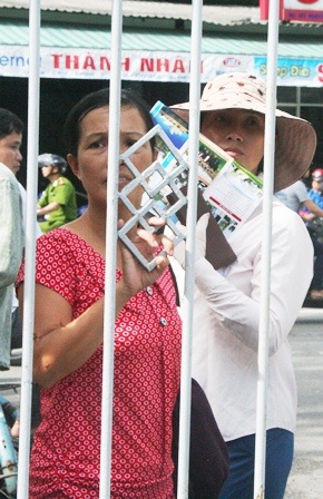 Sát cánh bên con trong kỳ thi trọng đại - 4 Chờ con với đôi mắt đau đáu hướng về phòng thi. (Ảnh: Đại Dương).