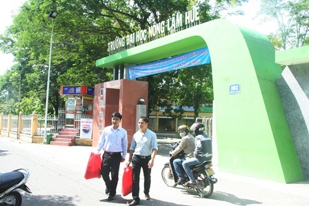 Các thầy đem quà ra phát cho các SV yêu của trường mình đang làm việc giữa nắng