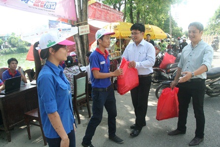 Các SV nhận quà của nhà trường.