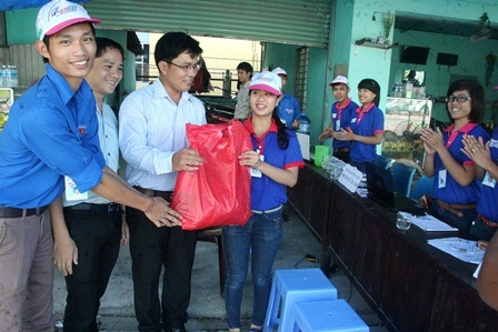 Thầy cô thăm điểm tiếp sức ở bến xe phía Bắc TP Huế.