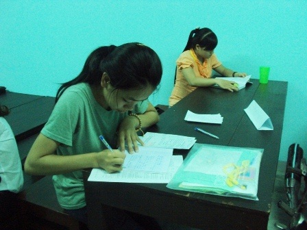 An lòng sĩ tử “nương nhờ” nơi cửa Phật - 2 Thí sinh học tại các bàn có sẵn ở trên chùa