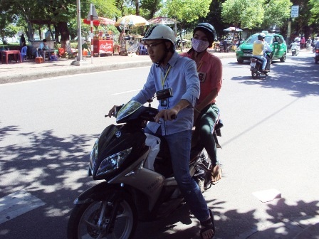 An lòng sĩ tử “nương nhờ” nơi cửa Phật - 5 Tình nguyện viên tại chùa chở thí sinh đi thi Đại học đợt 1