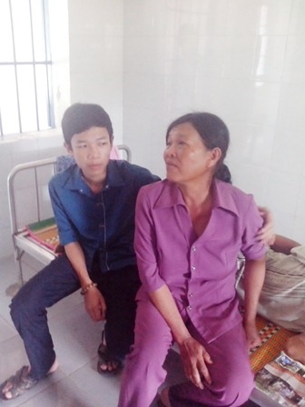Đưa con đi thi bị mất hết tiền, bố nhập bệnh viện tâm thần - 3 Gia đình Mình tại bệnh viện.