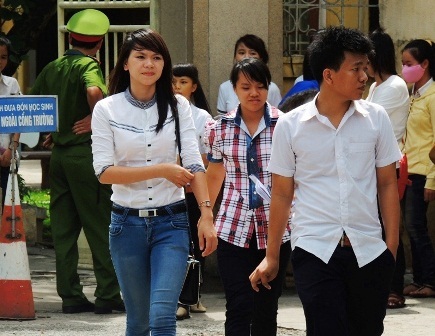 Đề Toán khối B, D vừa sức, đề Địa lý hỏi về biển đảo - 15 Các thí sinh tươi cười sau khi làm bài xong ở hội đồng CĐ Công nghiệp Huế. (Ảnh: