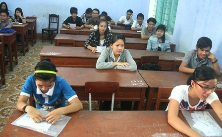 Thí sinh nộp thẻ dự thi cho cán bộ coi thi.