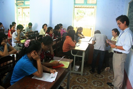 Giám thị đang làm thủ tục cho thí sinh dự thi ở điểm thi THCS Thống Nhất - TP Huế.