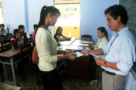 Thí sinh nộp thẻ dự thi cho cán bộ coi thi.