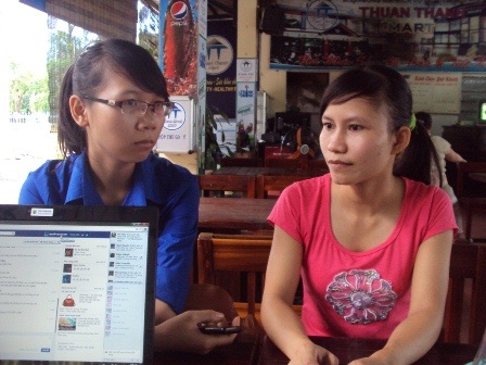 Làm công nhân, nữ sinh dân tộc vẫn quyết tâm thi đại học - 1 Em Đài (bên phải) đang trao đổi với TNV tiếp sức mùa thi.