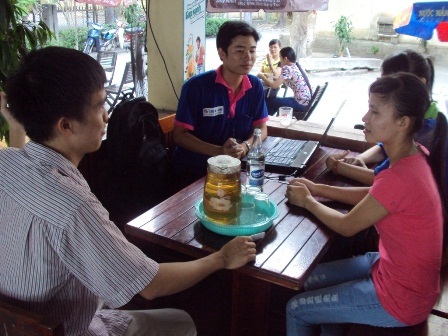 Làm công nhân, nữ sinh dân tộc vẫn quyết tâm thi đại học - 2 Thầy giáo trẻ giấu tên trao cho Đài một ít kinh phí trang trải phí sinh hoạt những ngày tới.