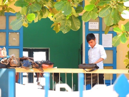 Một thí sinh ra sớm vì không làm hết bài thi (ảnh: Anh Việt)