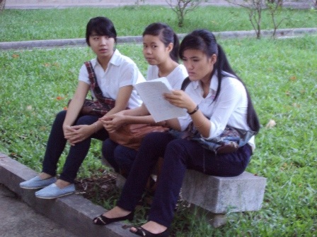 Thí sinh dò lại đáp án với bạn. (ảnh: Anh Việt)