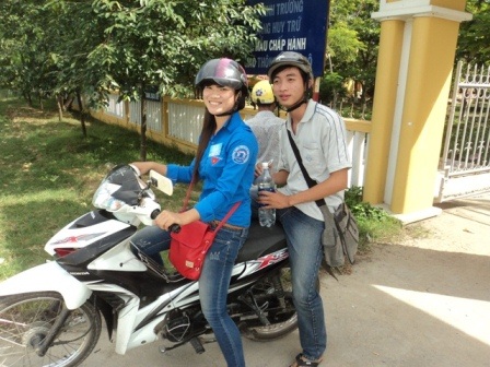 “Biệt đội” xe thồ miễn phí 100% phục vụ thí sinh - 2 Có nhiều TNV nữ trong đội xe thồ chở nam sinh đi thi