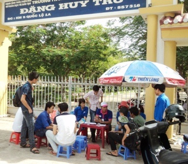 “Biệt đội” xe thồ miễn phí 100% phục vụ thí sinh - 1 Đội xe thồ này luôn túc trực tại trước các điểm thi ở Thị xã Hương Trà để giúp thí sinh