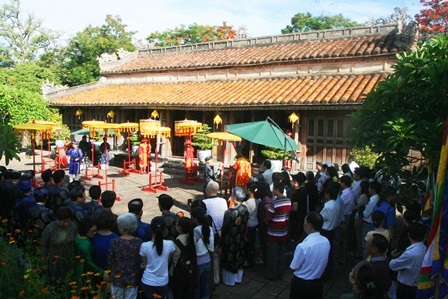 400 năm ngày mất vị chúa Nguyễn đầu tiên có công mở cõi - 1 Rất đông người đến dự lễ kỷ niệm 400 năm ngày mất chúa Tiên Nguyễn Hoàng