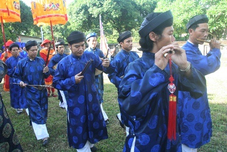 400 năm ngày mất vị chúa Nguyễn đầu tiên có công mở cõi - 3 Đoàn rước lễ vật đi từ điện Long Đức (nơi để bày biện các lễ cúng cho chúa Nguyễn)