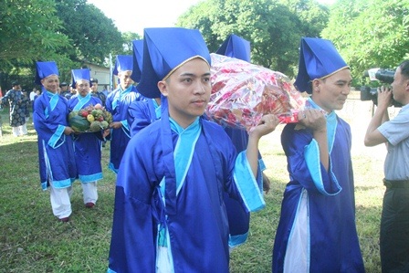 400 năm ngày mất vị chúa Nguyễn đầu tiên có công mở cõi - 4 Đoàn rước lễ vật đi từ điện Long Đức (nơi để bày biện các lễ cúng cho chúa Nguyễn)