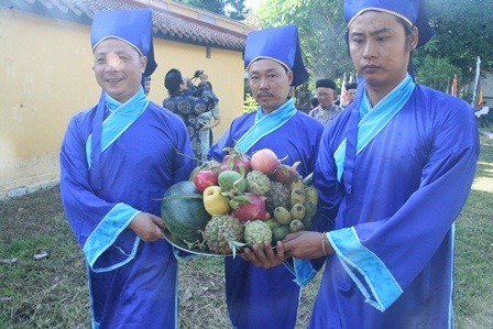 400 năm ngày mất vị chúa Nguyễn đầu tiên có công mở cõi - 5 Mâm hoa quả tươi dâng lên cho lễ cúng chúa Nguyễn Hoàng