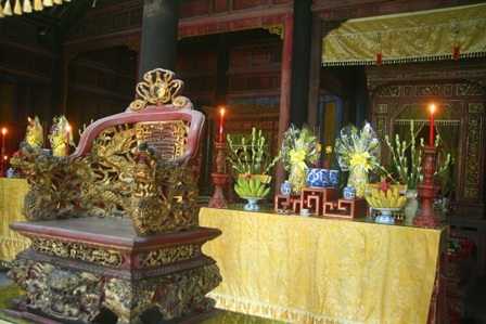 400 năm ngày mất vị chúa Nguyễn đầu tiên có công mở cõi - 13 Chiếc ngai mô phỏng của chúa Nguyễn Hoàng xưa kia trong Triệu Miếu, trước án thờ ngài