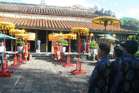 400 năm ngày mất vị chúa Nguyễn đầu tiên có công mở cõi - 7 Đoàn rước vào sân Triệu Miếu - nơi thờ 9 chúa Nguyễn