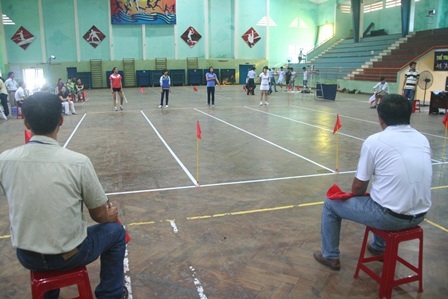 Ngắm thí sinh khối T thi chạy con thoi - 6 Các trọng tài giám sát cho mỗi đường chạy