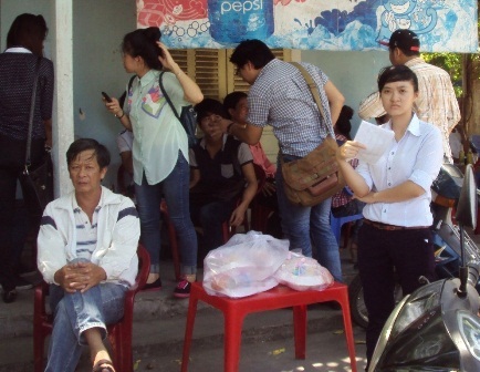 Học viện Âm nhạc Huế: Lần đầu tiên khối N được tuyển sinh riêng - 3 Phụ huynh đem theo cơm hộp chờ con.