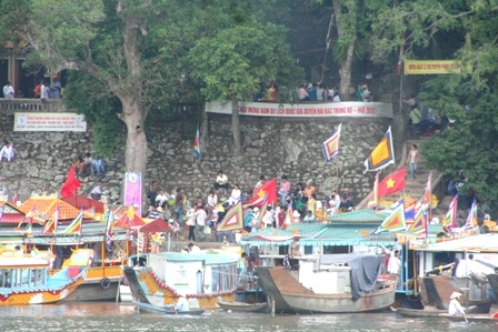 Cháy 2 thuyền chở 25 du khách