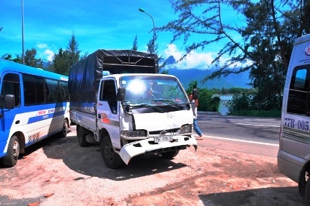 Tai nạn xe ô tô liên hoàn, hàng chục hành khách hoảng loạn - 2 Chiếc xe tải tông vào chiếc xe đầu kéo dừng lại bên đường cũng bị hư hỏng phần đầu