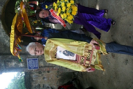 Lễ kỷ niệm 113 ngày sinh vua Duy Tân - 1 Thái tử Nguyễn Phước Bảo Vàng cầm di ảnh cha trong lễ sinh nhật