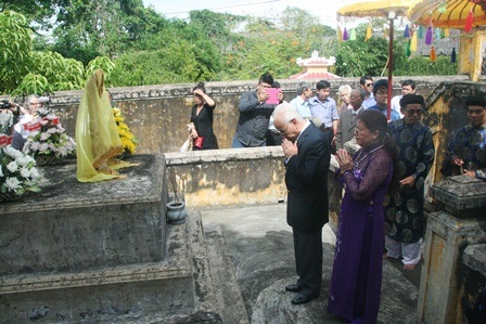 Lễ kỷ niệm 113 ngày sinh vua Duy Tân - 3 Thái tử và vợ lạy trước lăng vua cha