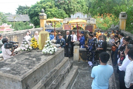 Lễ kỷ niệm 113 ngày sinh vua Duy Tân - 4 Đông đảo người trong dòng tộc vua đã đến tham dự