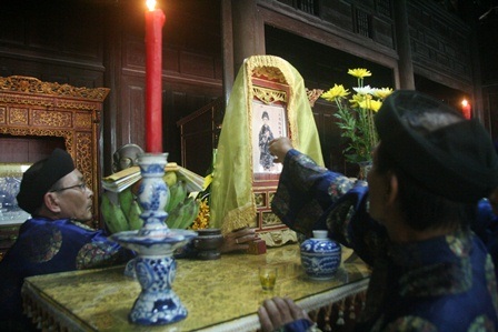 Lễ kỷ niệm 113 ngày sinh vua Duy Tân - 5 Đưa di ảnh của vua về lại điện thờ sau buổi lễ