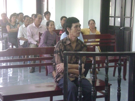 Tên cướp cụt chân Xê trước vành móng ngựa