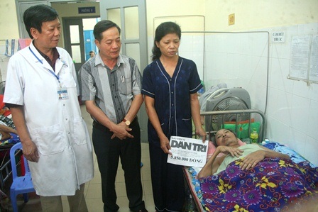 Trao hơn 5,8 triêu đến người đàn ông liệt tứ chi