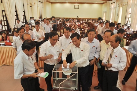 Phó Chủ tịch UBND tỉnh TT-Huế có nhiều phiếu tín nhiệm cao nhất - 1 Bỏ phiếu tín nhiệm tại kỳ họp HĐND tỉnh TT-Huế vào sáng 18/7