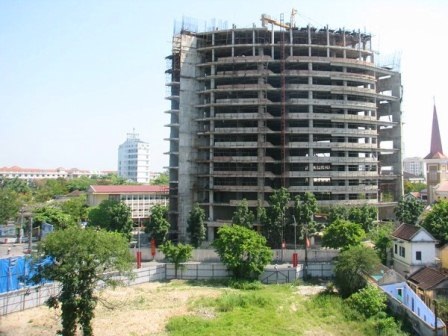 Nhiều khu “đất vàng”... bất động - 5 Đất vàng số 4 đường Hà Nội nhìn qua Siêu thị, cao ốc văn phòng Viwaseen dang dở