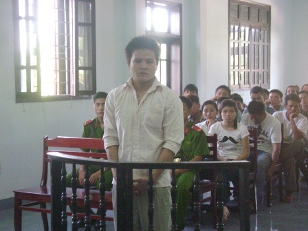 “Xin đểu” nhà xe không được bèn chém người - 1 Tên Vinh trước tòa