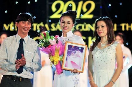 Ái Hoa nhận giải Hoa khôi áo dài tại cuộc thi Miss ĐH Huế 2012