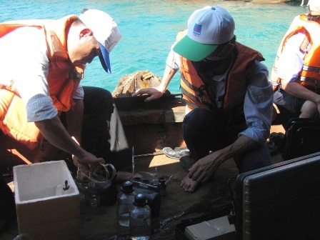 Lấy mẫu khí, nước độc trên tàu Onnekas One.