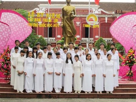 7 thủ khoa, á khoa học cùng 1 lớp - 1 Tập thể lớp 12 chuyên Anh THPT chuyên Quốc Học Huế.