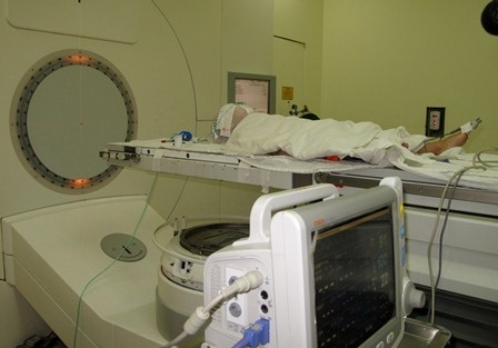 Em Hoàng được gây mê - xạ trị 22 lần liên tiếp trong vòng 5 tuần lễ