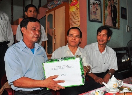 Bí thư Trung ương Đảng thăm gia đình chính sách ở Huế - 1 Bí thư Trung ương Đảng Ngô Văn Dụ (giữa) thăm tặng quà thương binh Đặng Công Bi