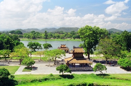 Cố đô Huế - 20 năm bảo tồn, phát huy giá trị di sản, phát triển du lịch - 1 Phu Văn Lâu và Nghinh Lương Đình nhìn ra sông Hương, núi Ngự