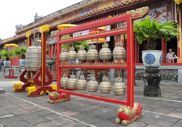 Cố đô Huế - 20 năm bảo tồn, phát huy giá trị di sản, phát triển du lịch - 13 Bộ Biên chung và Bác chung do Hàn Quốc giúp phục chế lại với độ thẩm âm như lúc trước