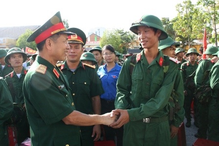 Động viên các tân binh nhập ngũ rèn luyện tốt để bảo vệ tổ quốc